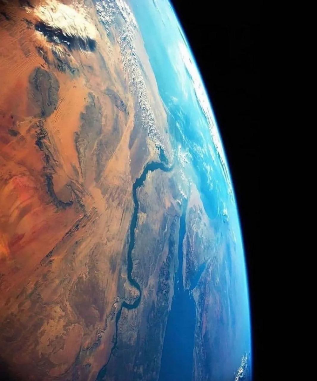 位于非洲东北部的尼罗河是人类文明的早期发源地之一,这张从国际空间