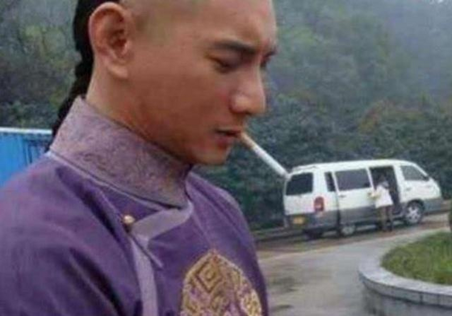 图中是唐僧,能看出来也是正在蹲着抽烟,能想到在那时抽烟是非常的不