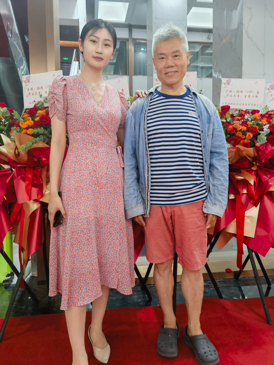 司马南老师今年68岁.近况照片:参加清真菜馆开业仪式,与朋友合影.