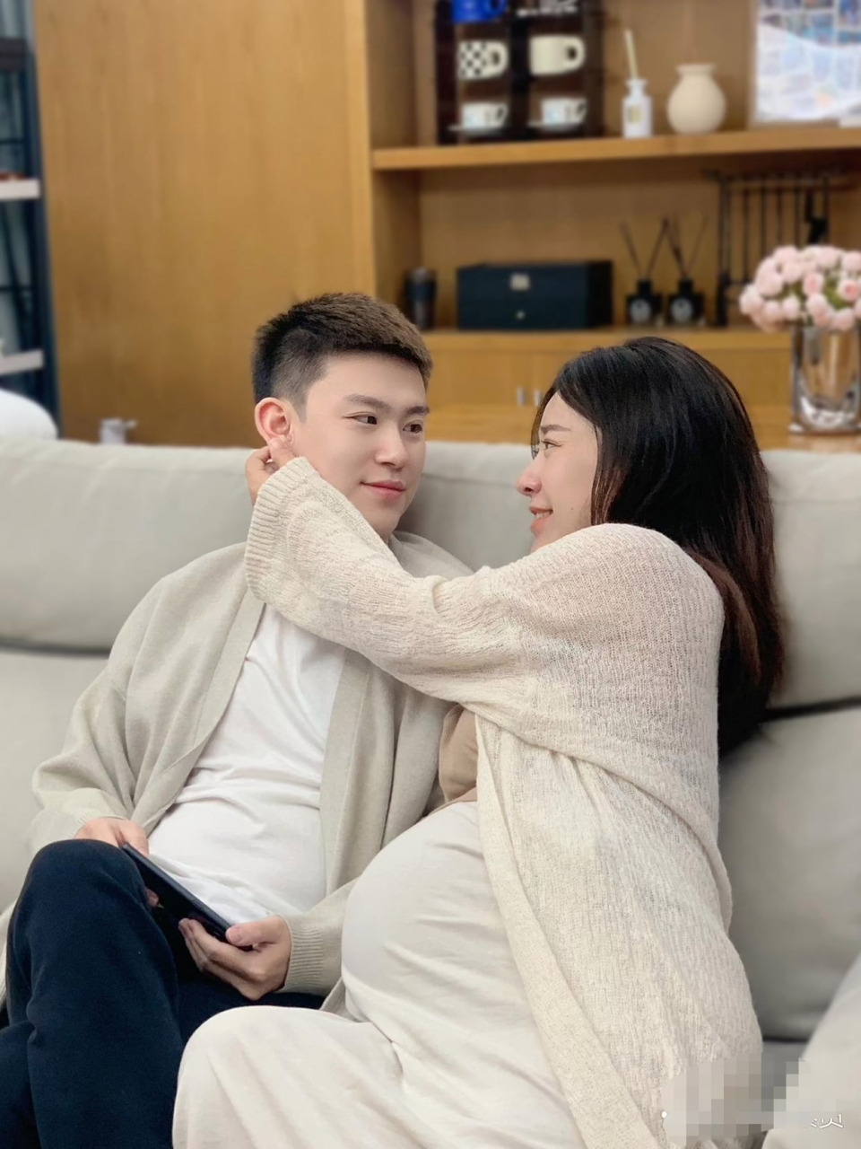 妈妈又怀上了宝宝,这次不知道是男孩还是女孩