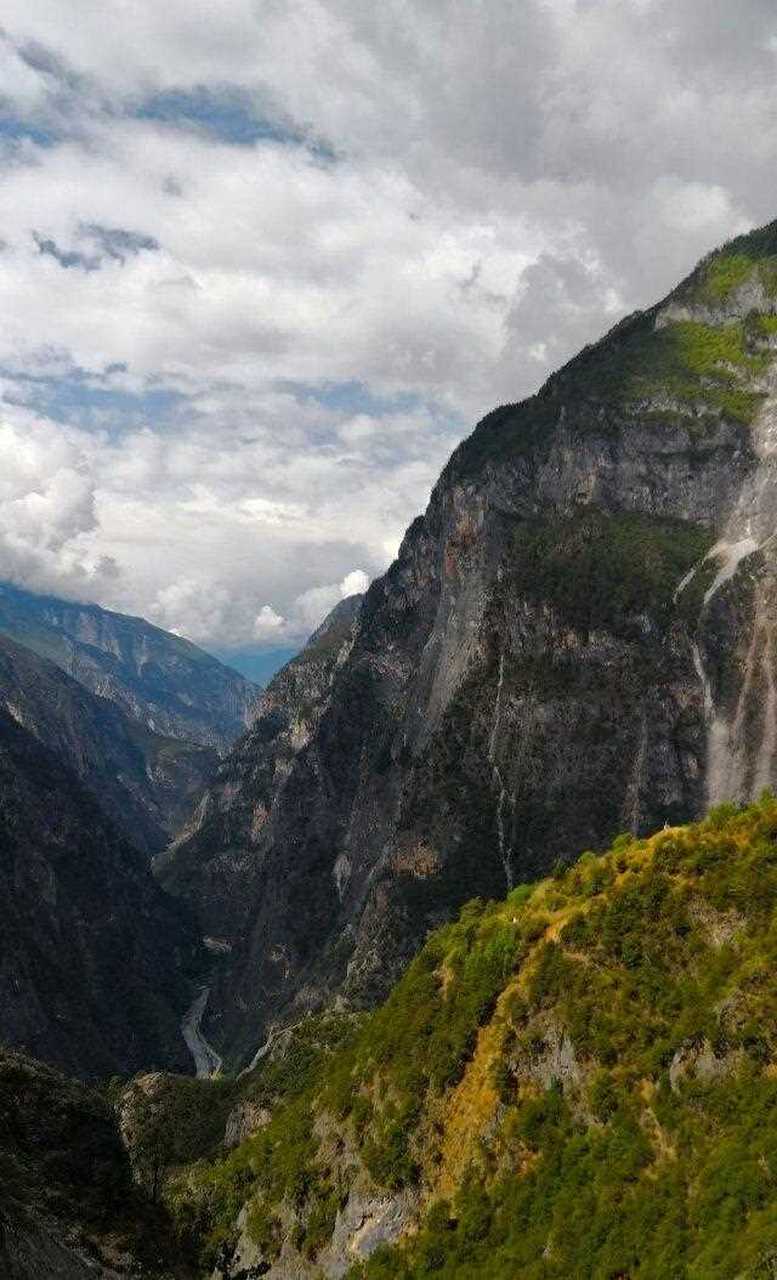 在这里,你既可以远眺耸立的班丹拉姆神山,亦可俯视香格里拉大峡谷.