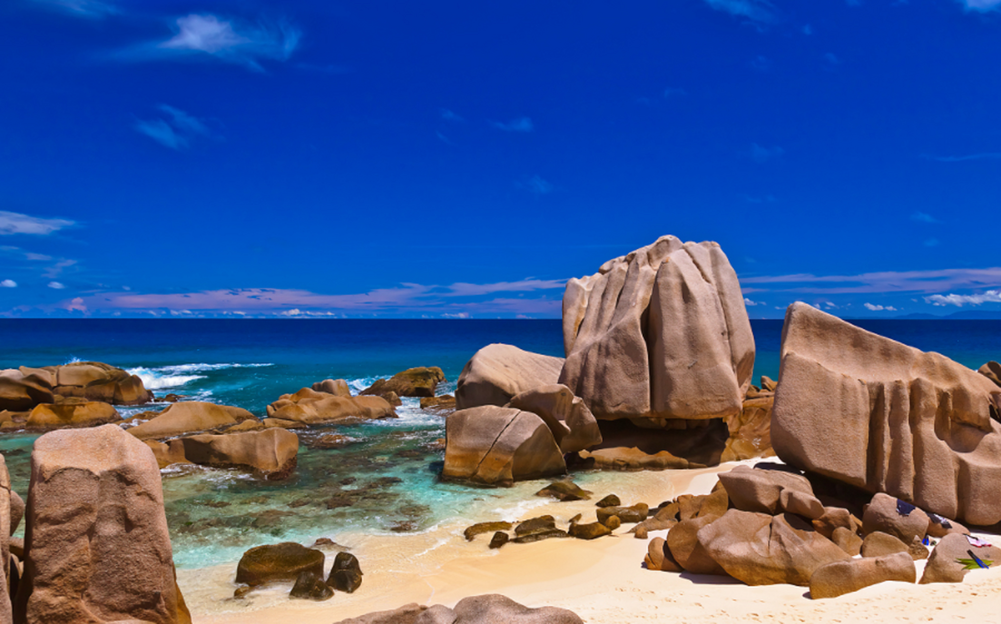 seychelles  在遥远的印度洋上,有一个远离大陆,独处一隅的塞舌尔群岛
