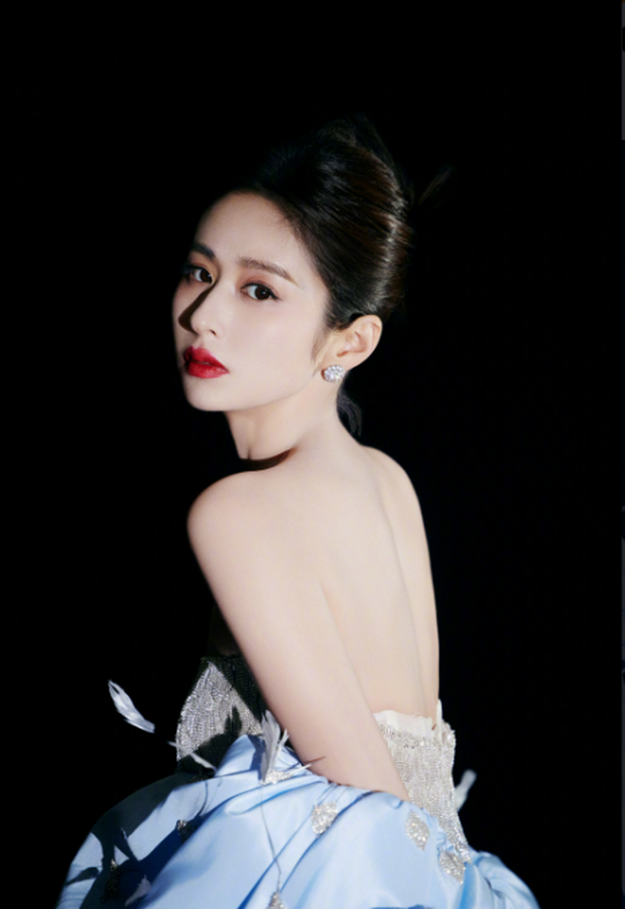 颖儿礼服20斤重# @颖儿yinger 美人鱼造型发布,她身穿20斤重的抹胸