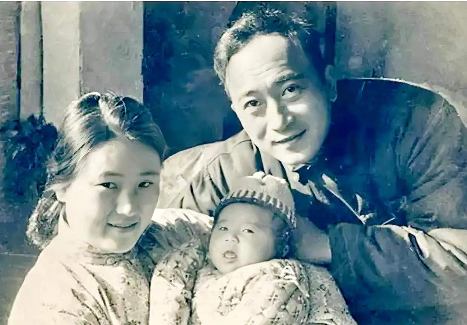 孙道临的全家福中,他的妻子王文娟怀里抱着刚刚出生的女儿孙庆原