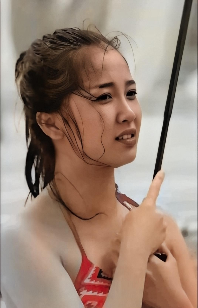 当虞书欣年轻时穿着泳衣的照片曝光时,虞书欣从那时起就没有多大变化.