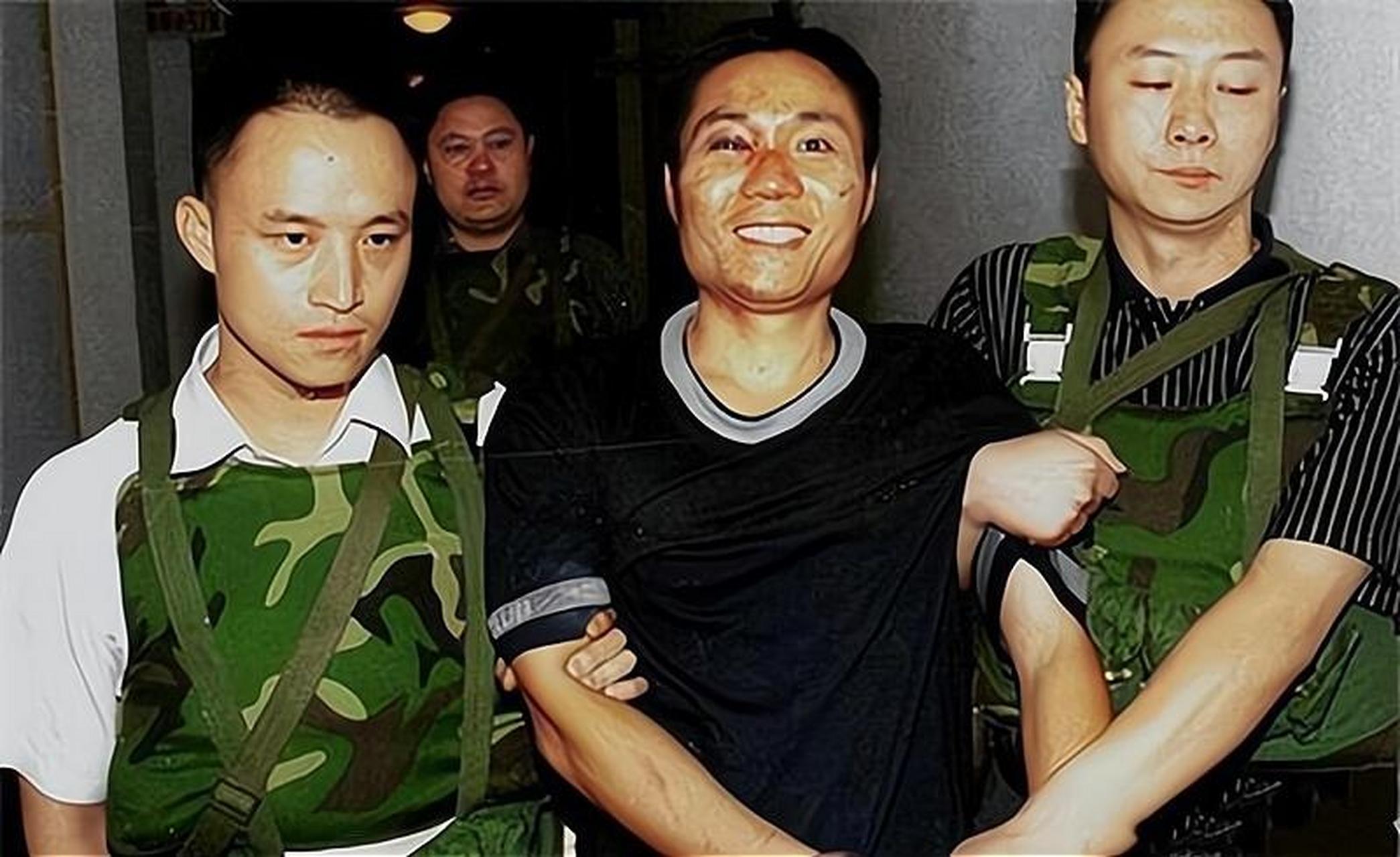 2000年,悍匪张君被警方逮捕的照片,他在被捕前经过了激烈的反抗,即使