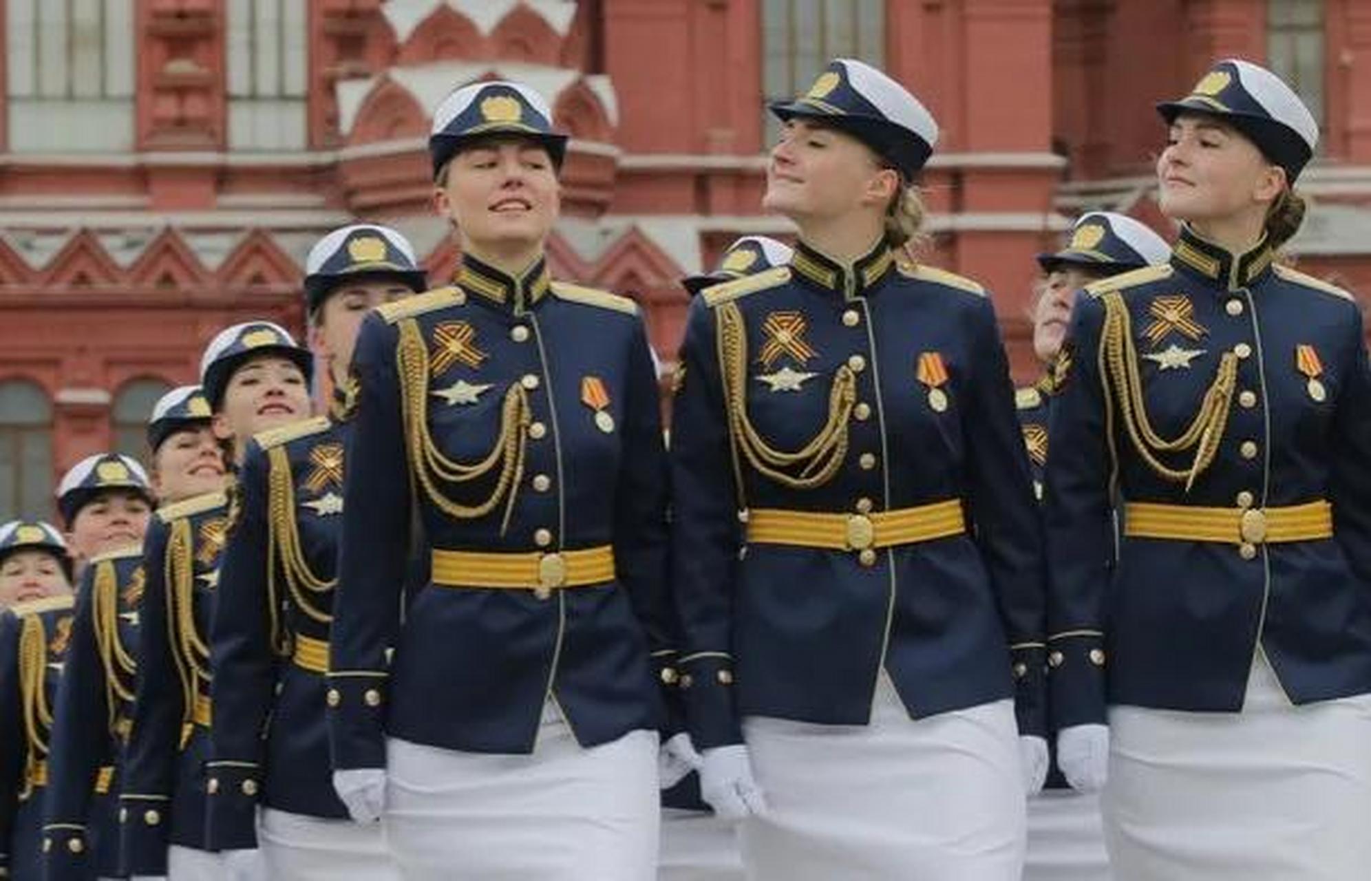 俄罗斯红场阅兵女兵图片