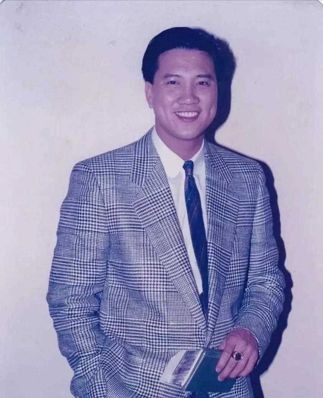 话说万梓良邓光荣这两位大佬年轻时的西装才是有型,威严阳刚大气,特有