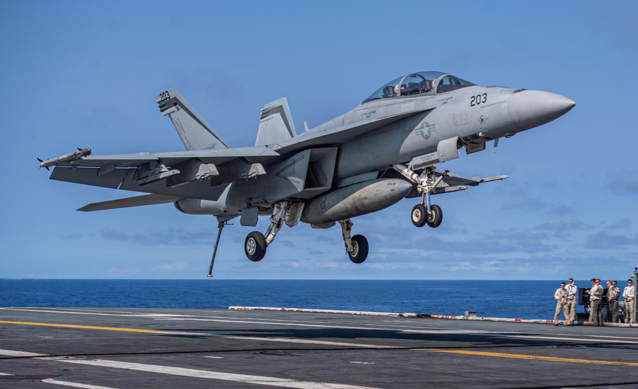 美国海军 cvn68 尼米兹号航空母舰打击群编队并没有集体统一行动,期间