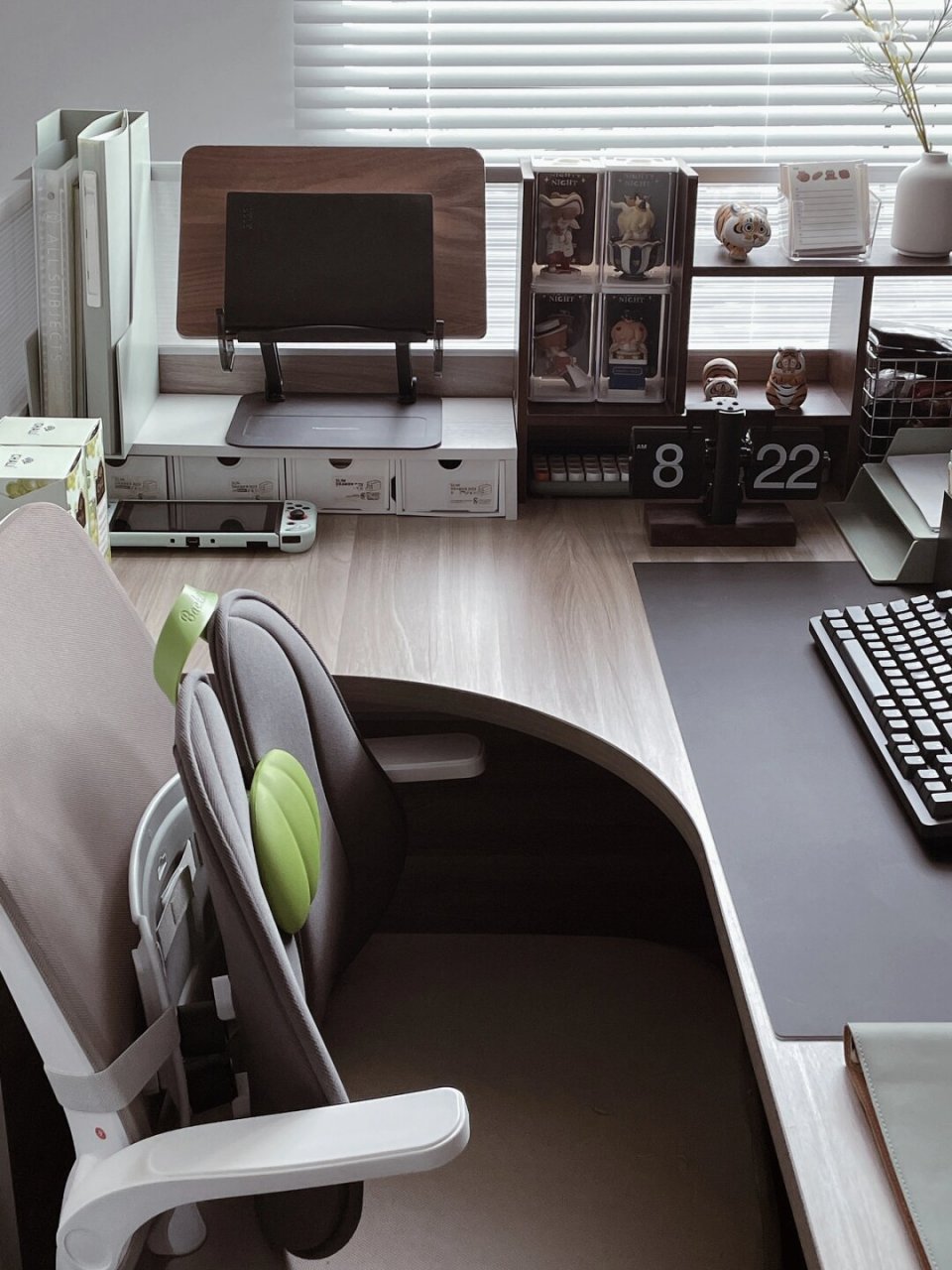 这个办公桌适合干到退休  一块属于自己的空间,温馨的色调,整洁的桌面