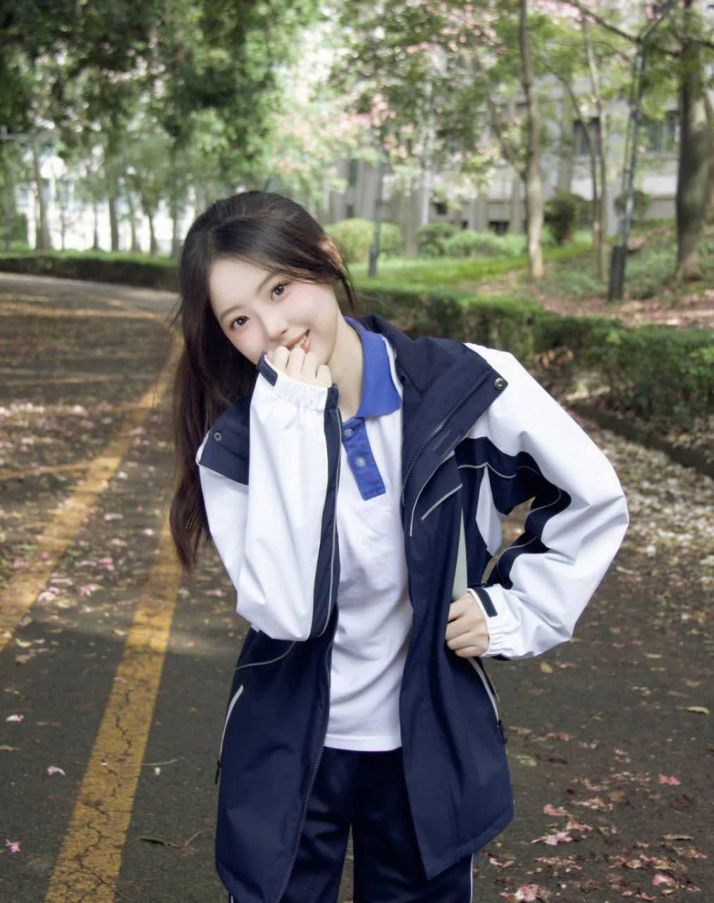 青春视野#以前觉得校服丑,现在觉得校服很美. 难道是我的审美有问 ??