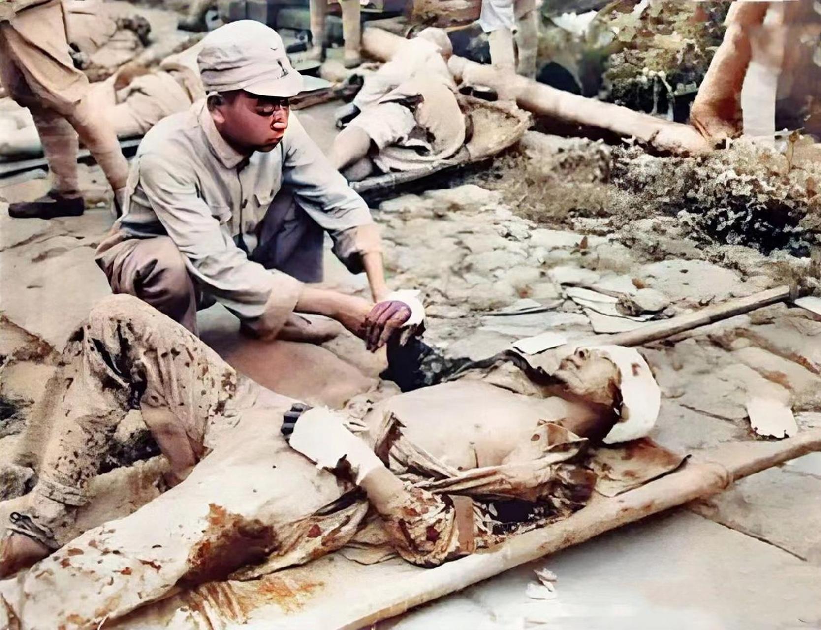 1944年,在缅甸,一张远征军士兵接受治疗的照片,镜头里他躺在担架上