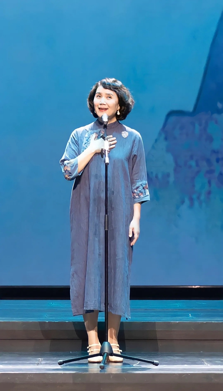 被56岁严晓频的气质折服,一袭蓝色改良旗袍优雅端庄,骨子里的雅韵最是