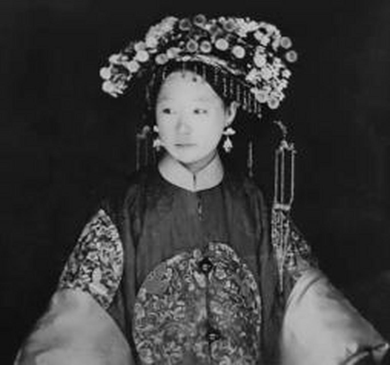 李鸿章最宠爱的小妾冬梅的确美若天仙,照片拍于1892年,9年后79岁的李