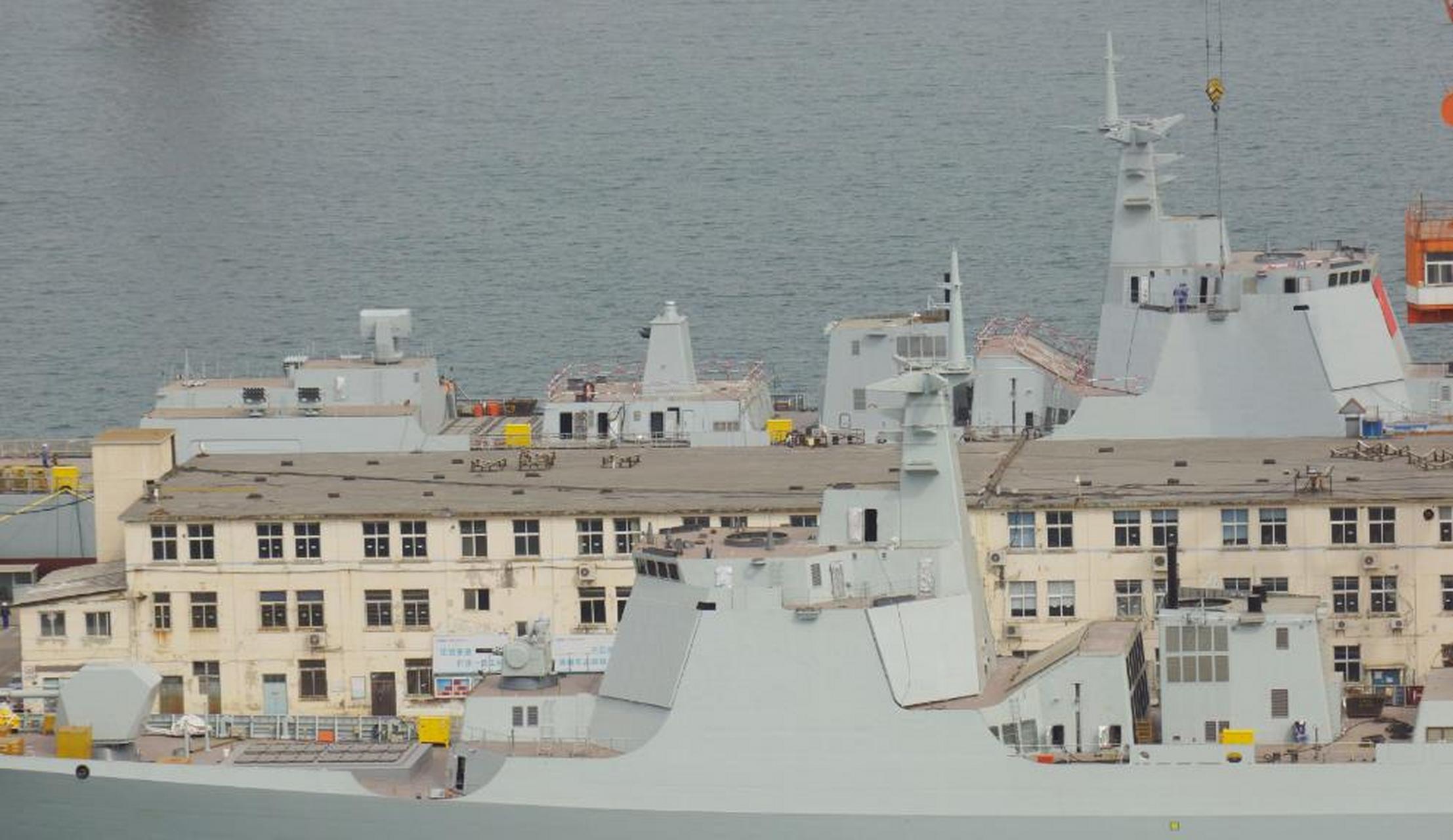 接着下饺子,海军第27,28艘052dl大驱同日下水 上周五,大连造船厂建造