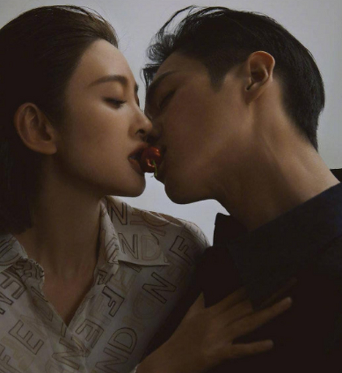 张若昀唐艺昕双人杂志引热议,大尺度接吻合体撒粮.