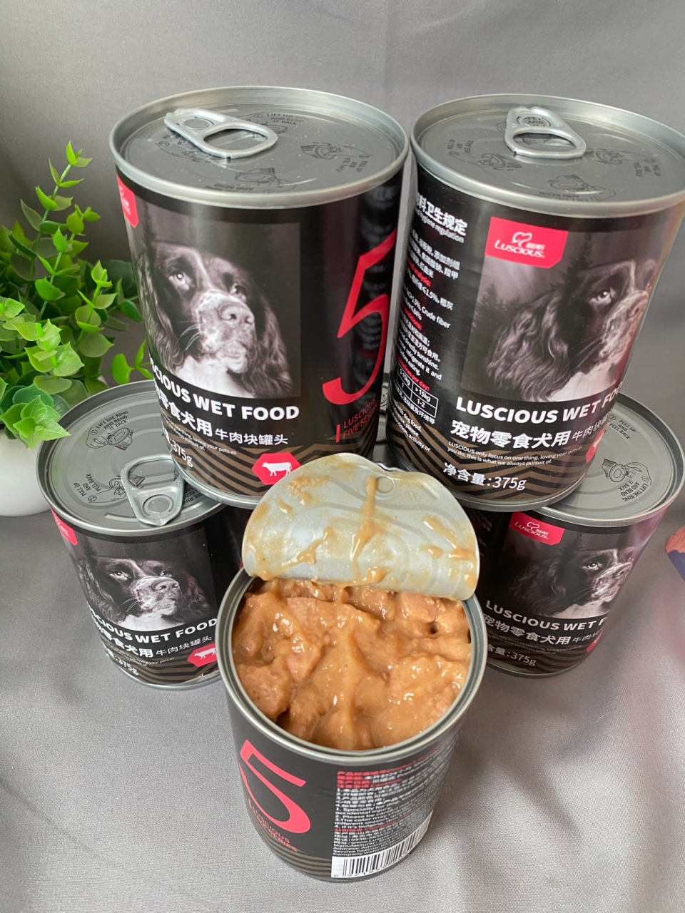 宠物大分量罐头之前一直都是买肉泥的罐头,狗子已经吃腻了,这次换来了