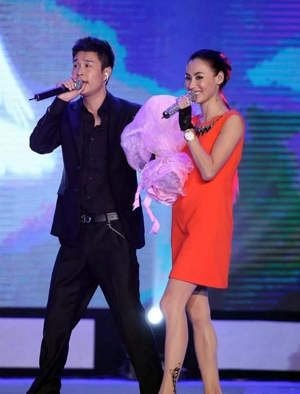 gif创作人# 张柏芝和小沈阳曾经同台演唱的画面,看上去真是很浪漫呢