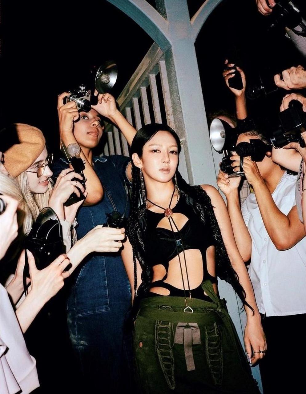 少女时代孝渊分享一系列辣照,身穿超紧身洞洞装,露出结实好身材,内衣