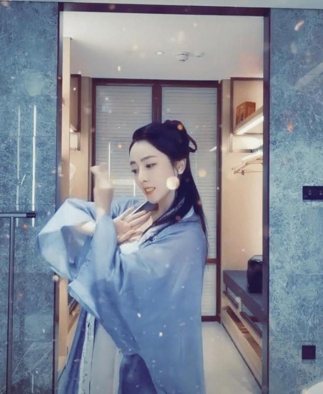 央视支持人李思思玩视频,穿古装衣服很入镜,不拍戏可惜了!