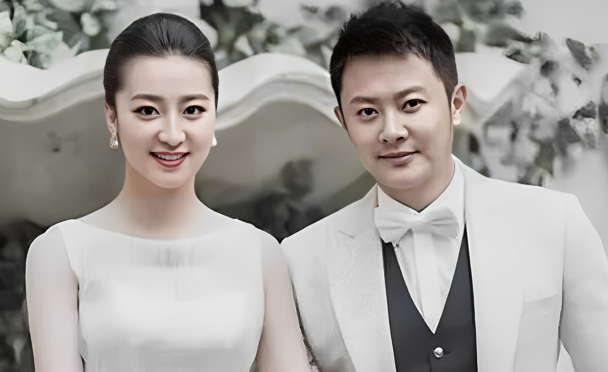 2015年,印小天在拍戏时爱上了年轻貌美的哈琳娜.