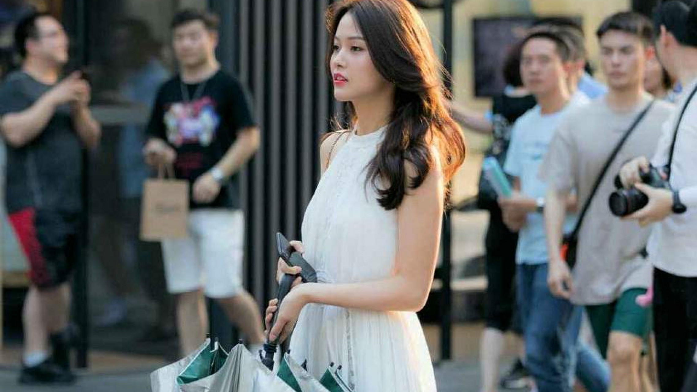 东莞街拍时尚街头美女一张生动的脸