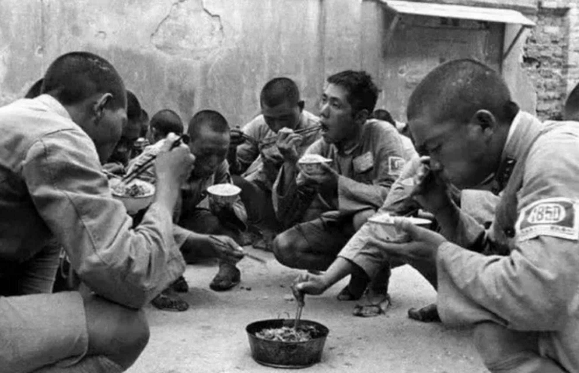 从中可见,士兵们的伙食非常简单甚至可以说艰苦.