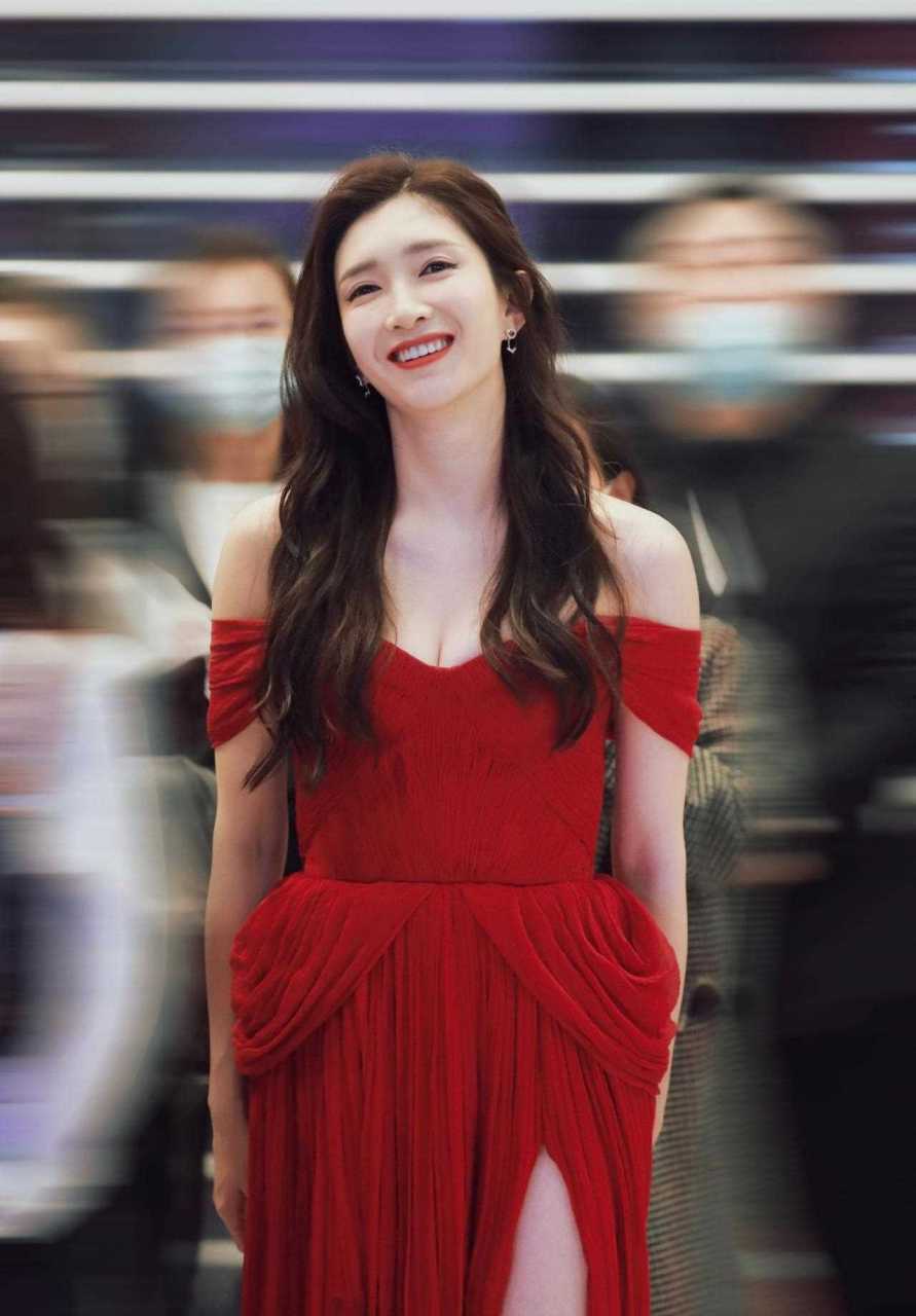 江疏影穿抹胸红裙,美得也太惊艳了吧,妥妥的优雅漂亮女明星.
