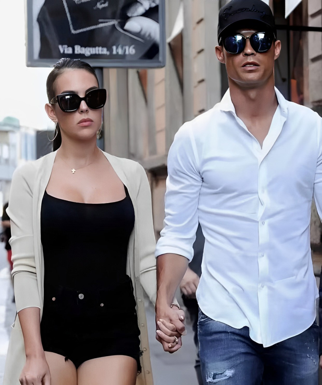 c罗乔治娜牵手亲密购物,霸道总裁范儿脚下!