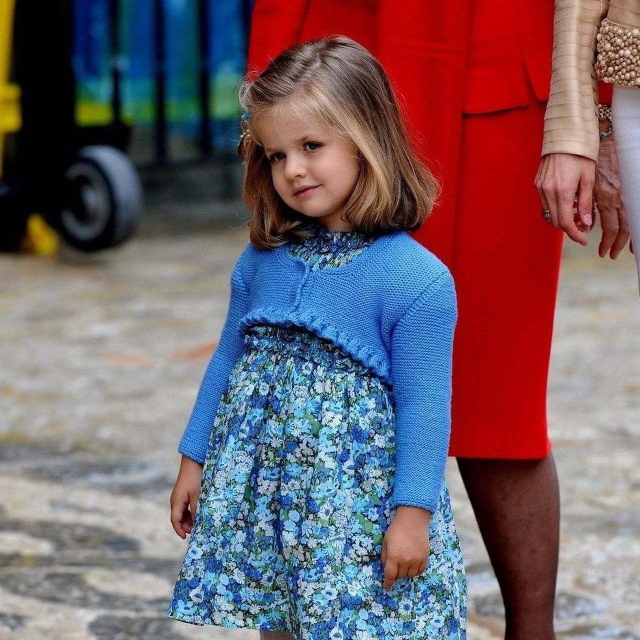 西班牙两位小公主在2008年的姐妹装造型,蓝色毛衣搭配碎花裙也太萌了