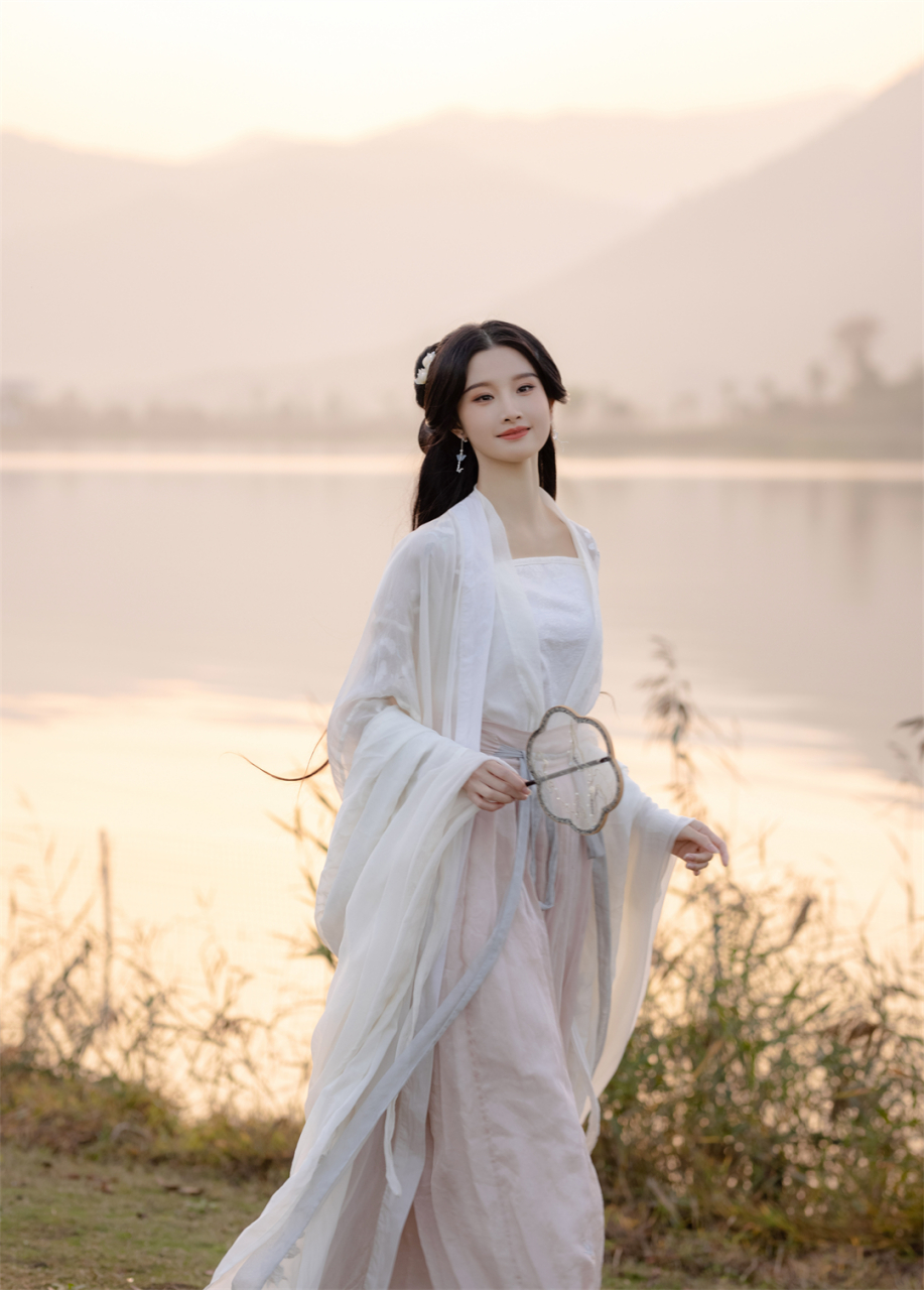 仙气飘飘的白色汉服美女女神照#汉服小仙女# #汉服#美女