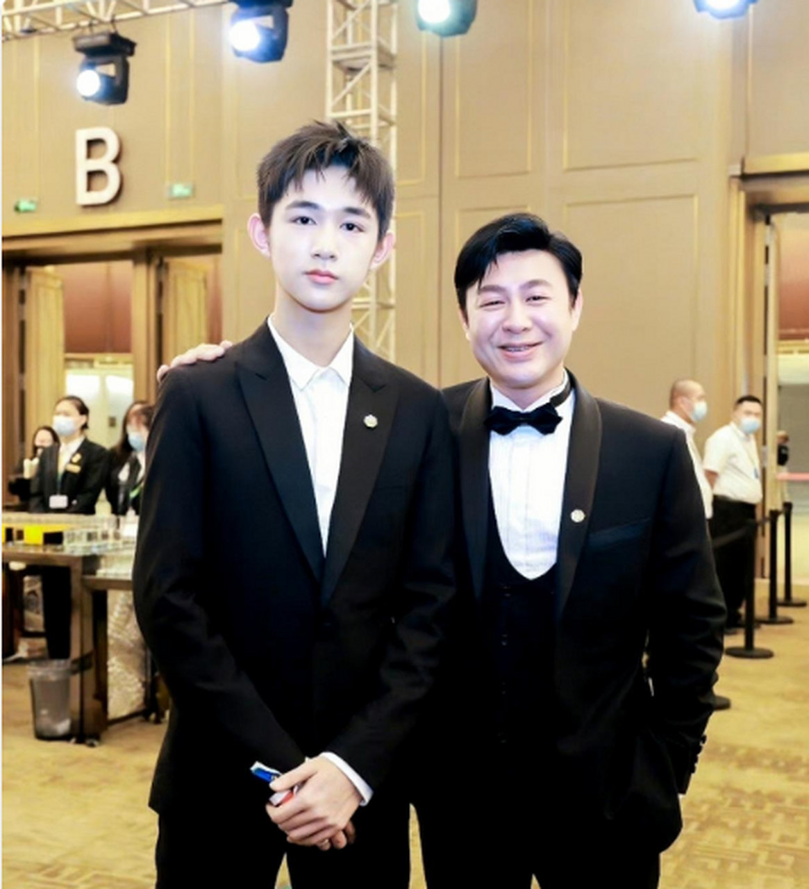 荣梓杉算不算是张颂文的养成系,一直都是身高的参照物#张颂文#张颂文