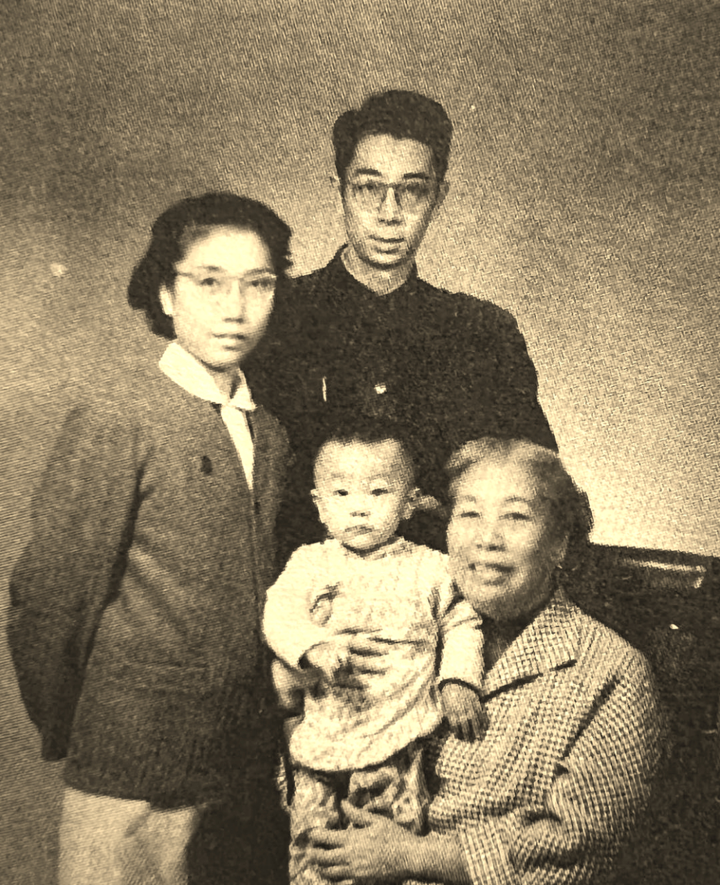 1956年10月14日,鲁迅过世20年后,许广平和儿子周海婴,儿媳马新云,以及