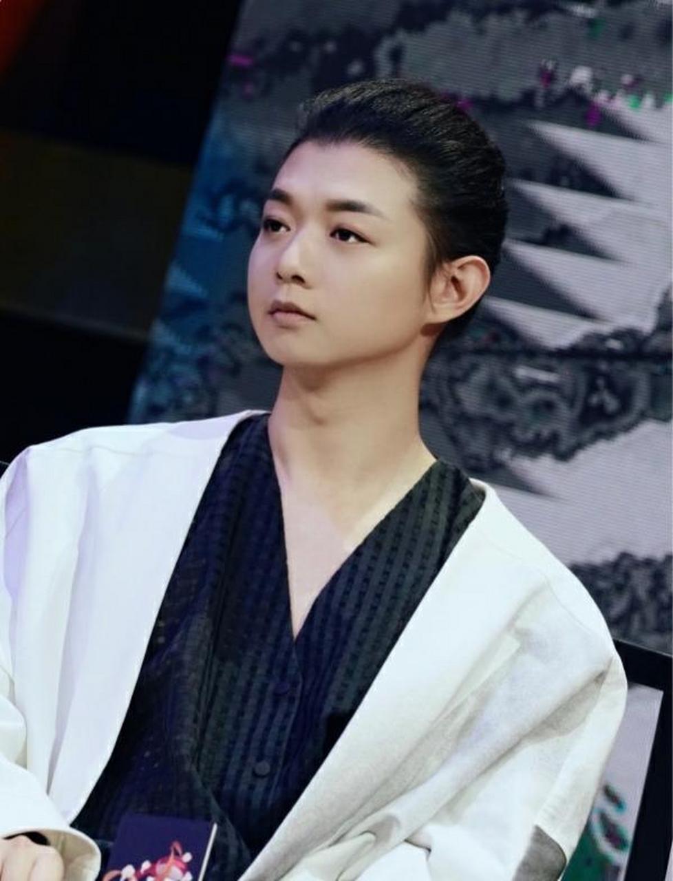 霍尊丸子头比谢霆锋的丸子头差远啦!