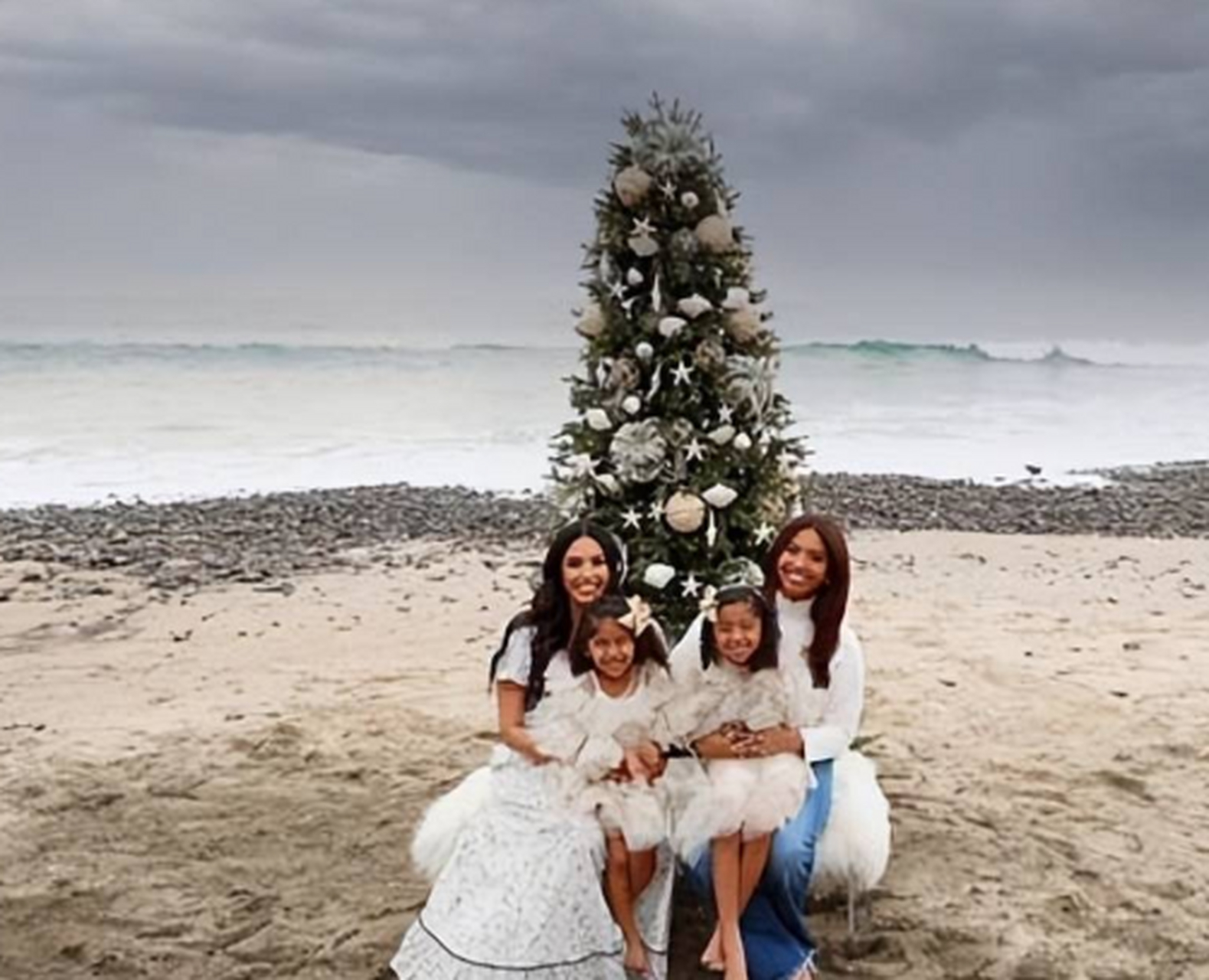瓦妮莎带女儿在海边摆圣诞树,离他的墓地很近