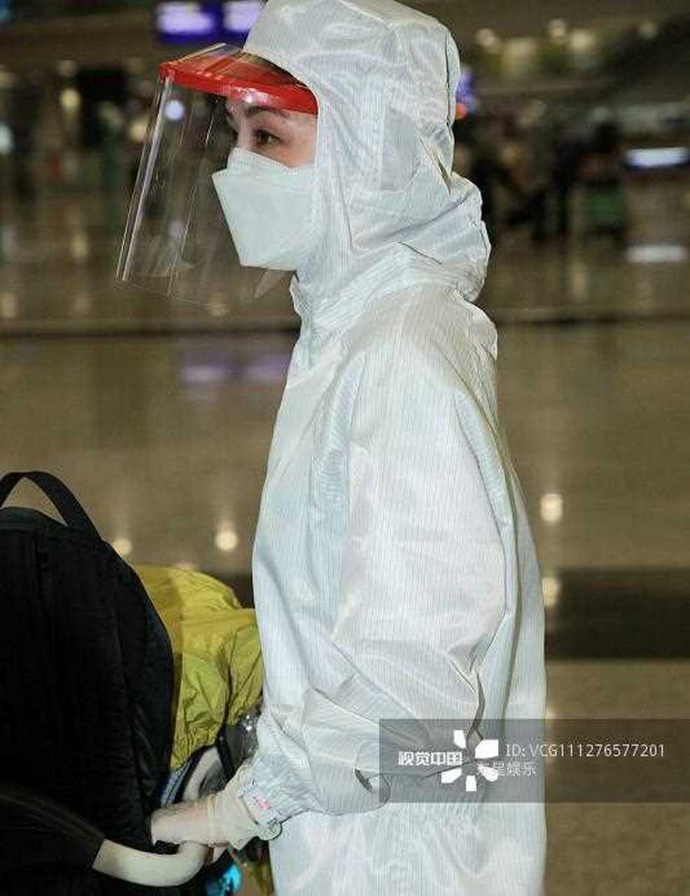 阿娇,阿sa等人结束马来西亚的工作返港现身机场,穿防护服,戴口罩,护目