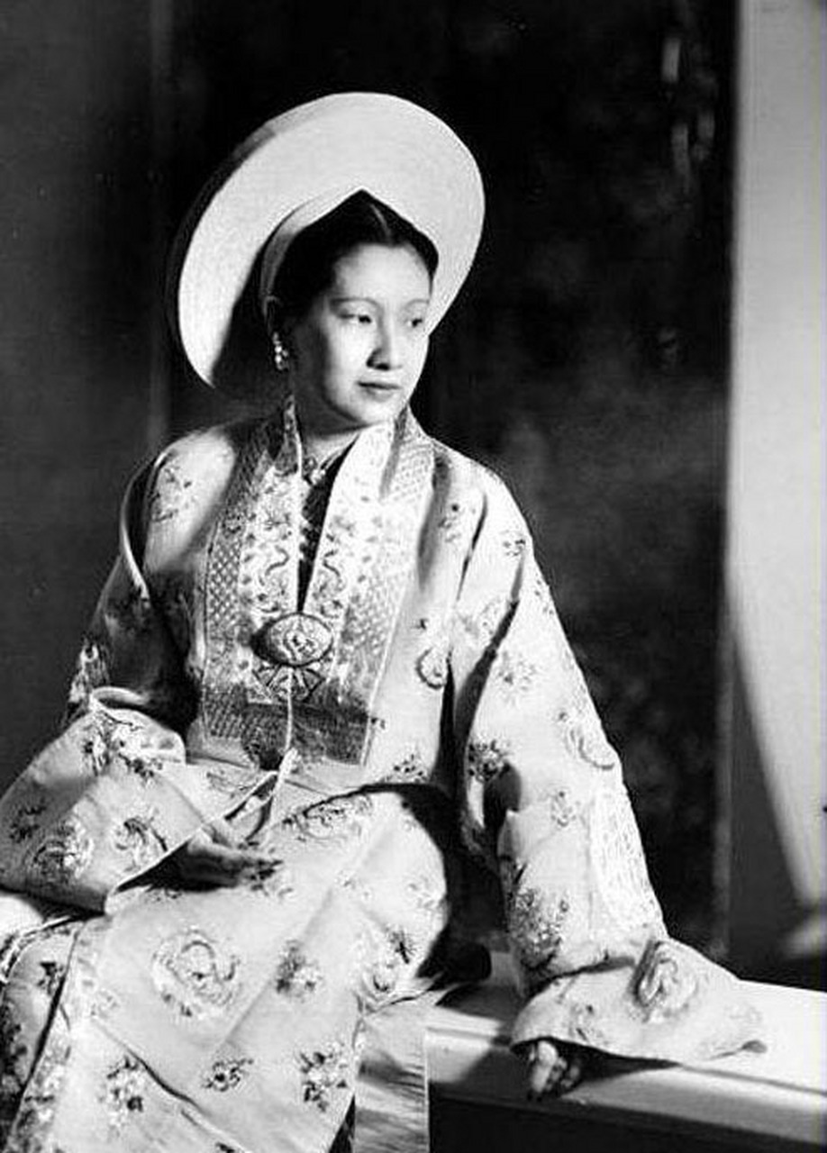 越南末代王室照片3,有南芳皇后,有保大皇帝,还有孩子们.