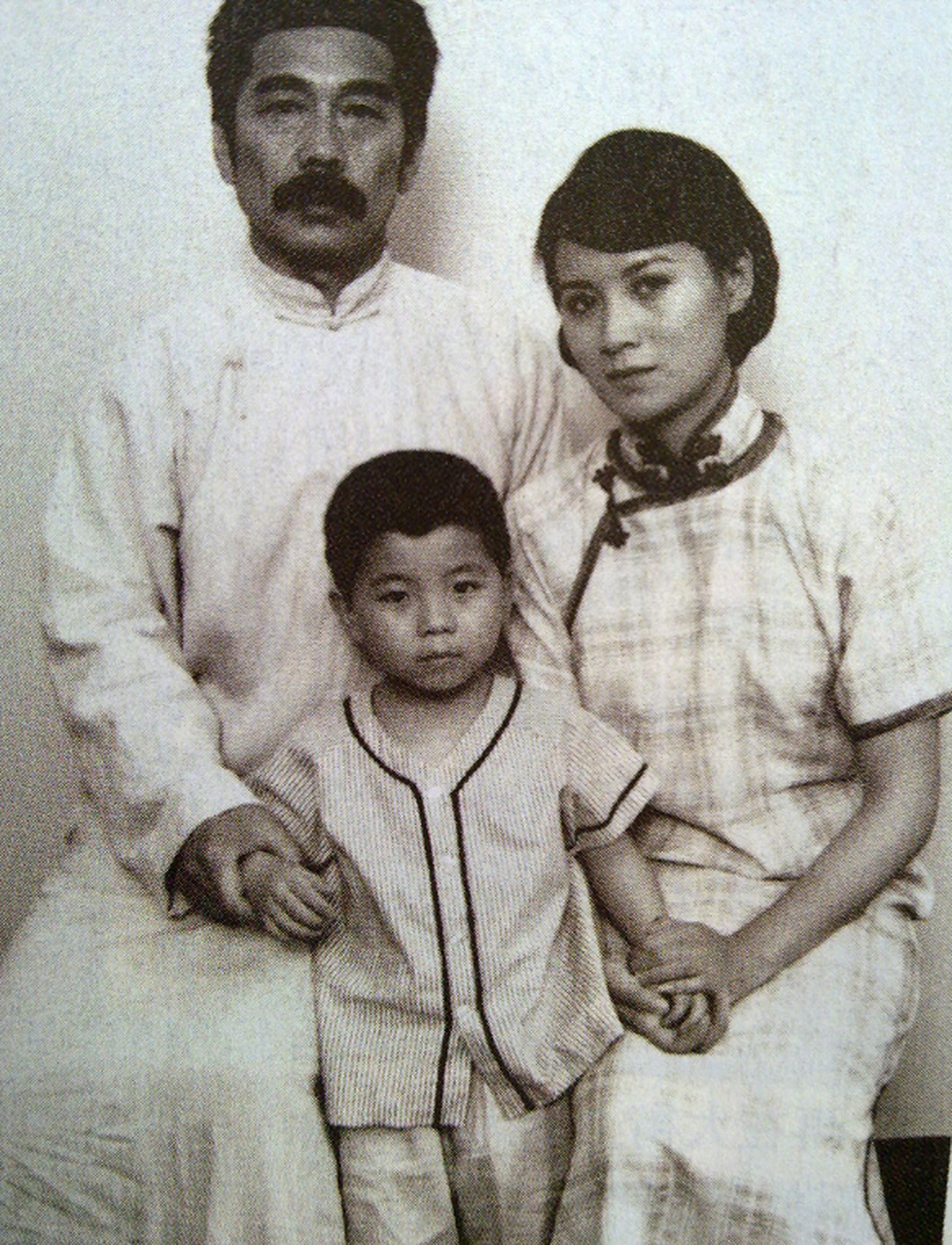 1927年,鲁迅瞒着妻子朱安,与小自己17岁的女学生许广平在一起.