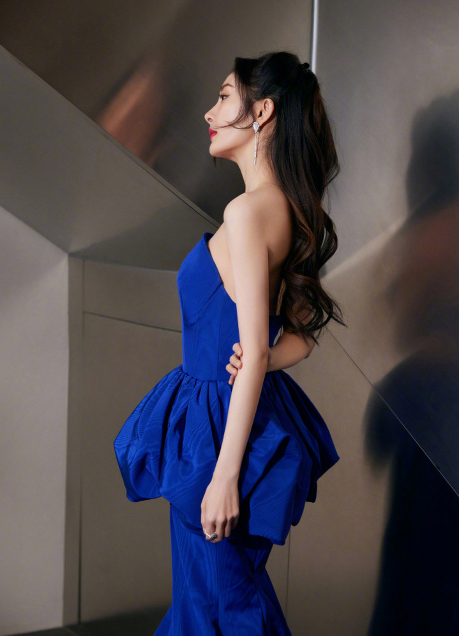 杨幂一袭宝蓝色礼服裙尽显端庄气质 一袭宝石蓝的礼服,映衬出杨幂白皙