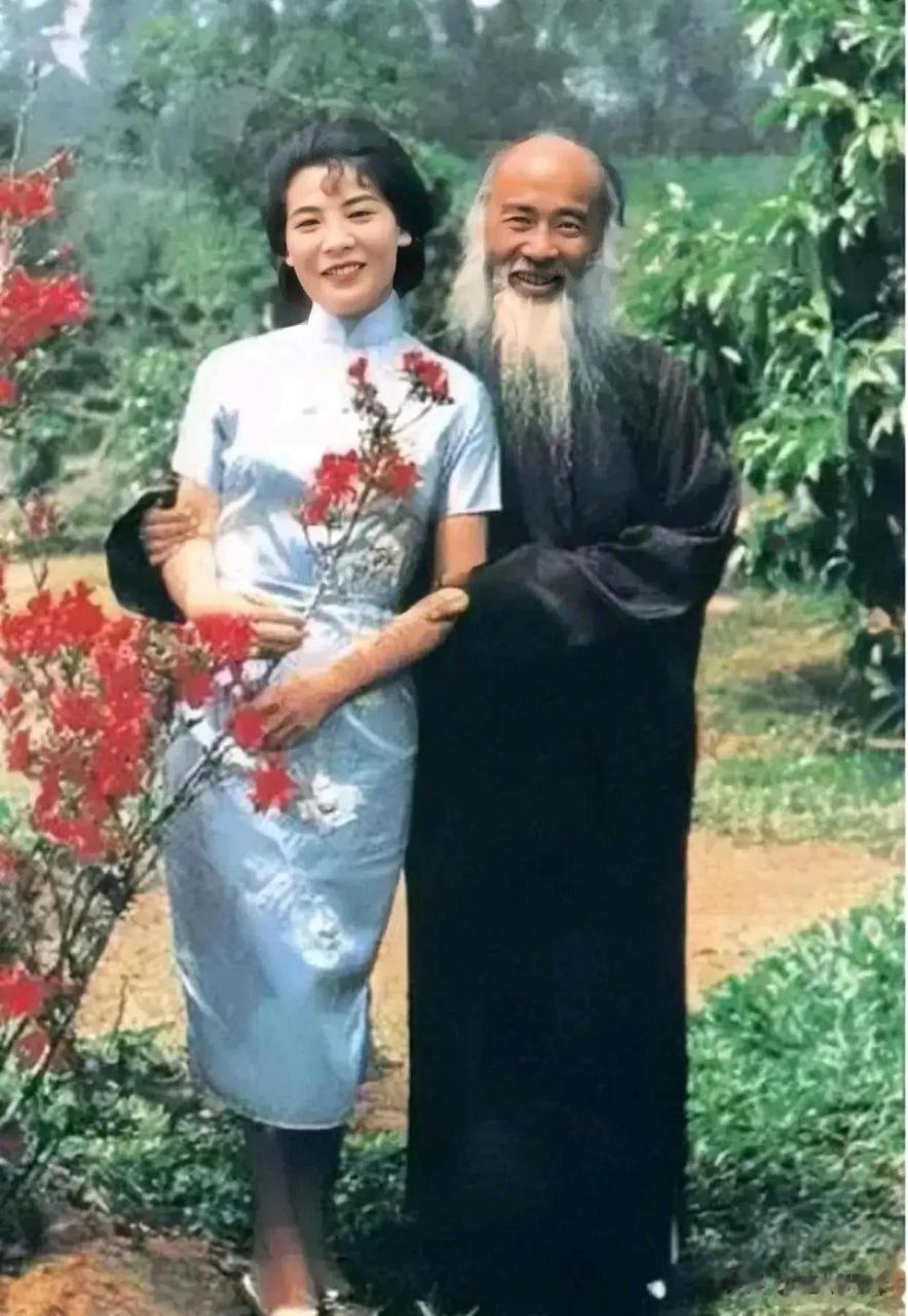 张大千与他的第四任妻子,两人站在一起看着真幸福.
