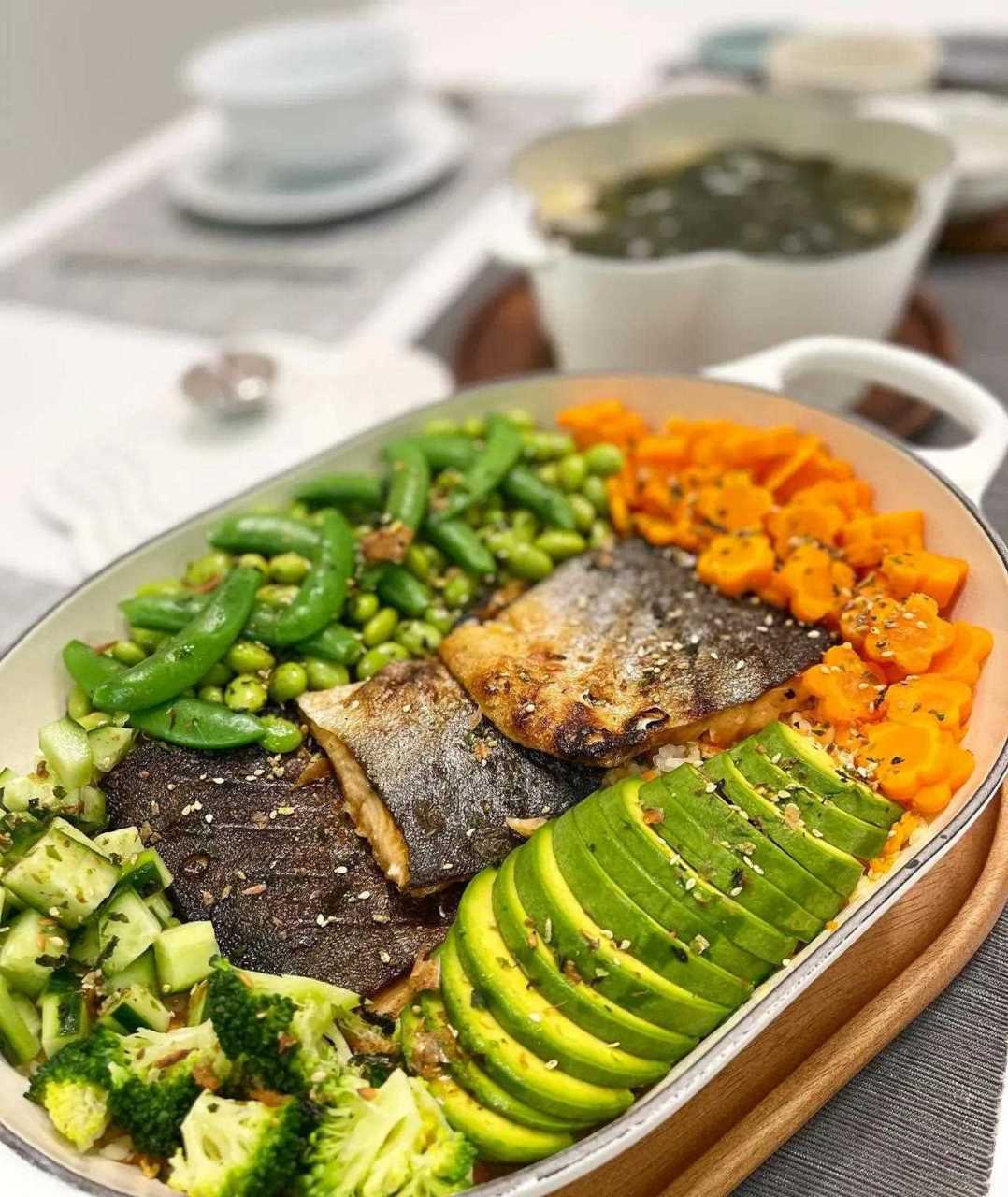 烤鲑鱼戳"锅"在这个美丽的长方形花摆盘[可怜] 吃一份简单快捷的味噌