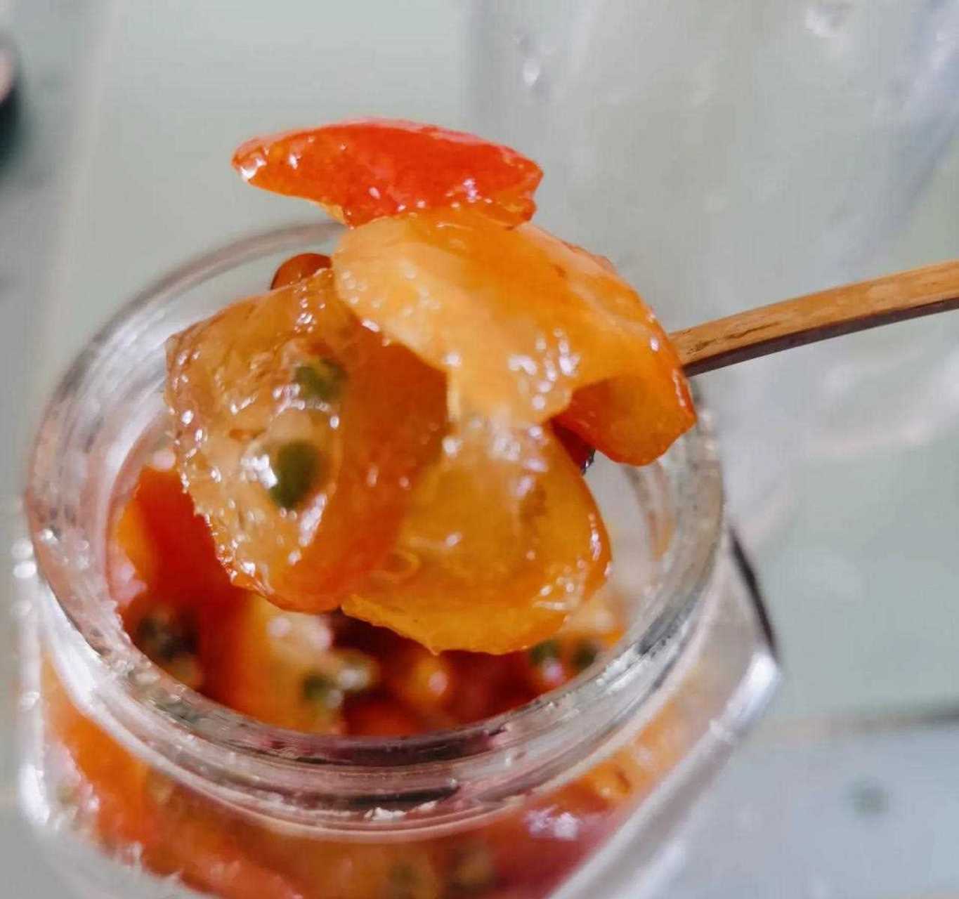 一杯金桔蜂蜜水,感觉喉咙滋润了,好像咳嗽也缓解了,还是有效果的.