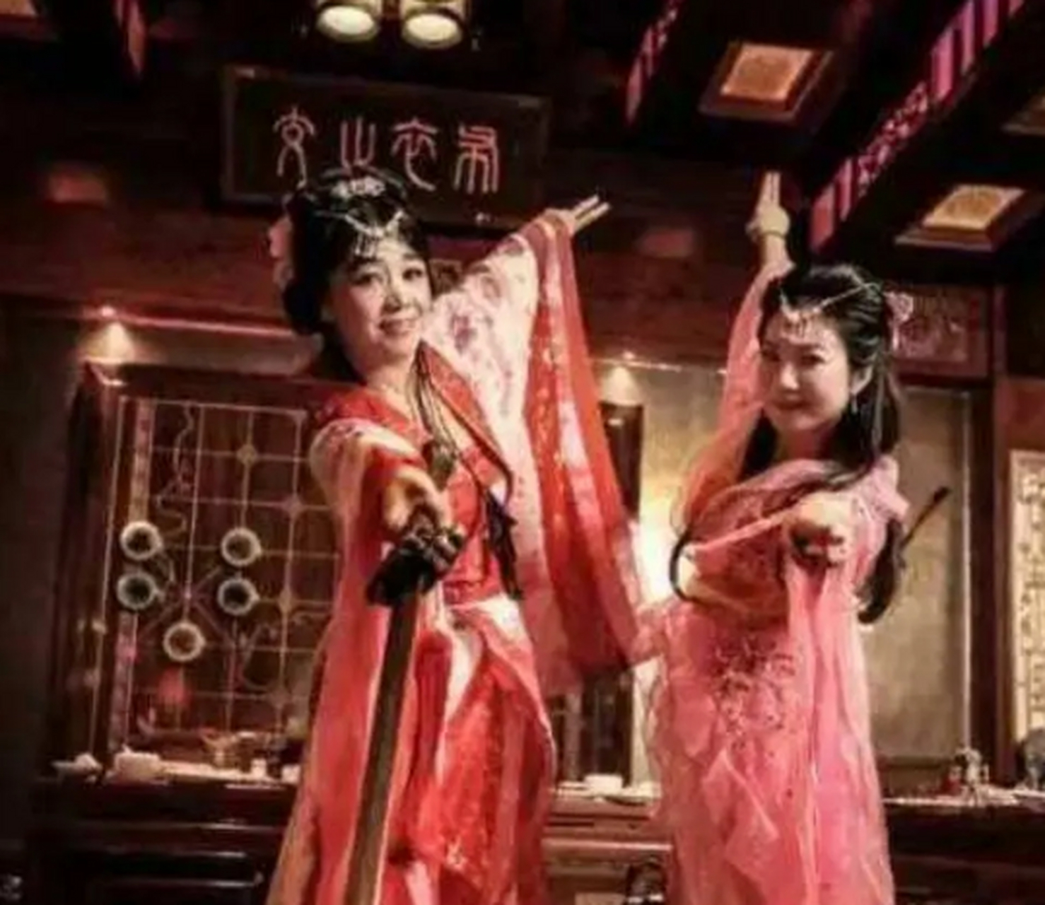 途中遭遇飓风,船翻了,卞京随波逐流飘到海上,来到一座岛屿.