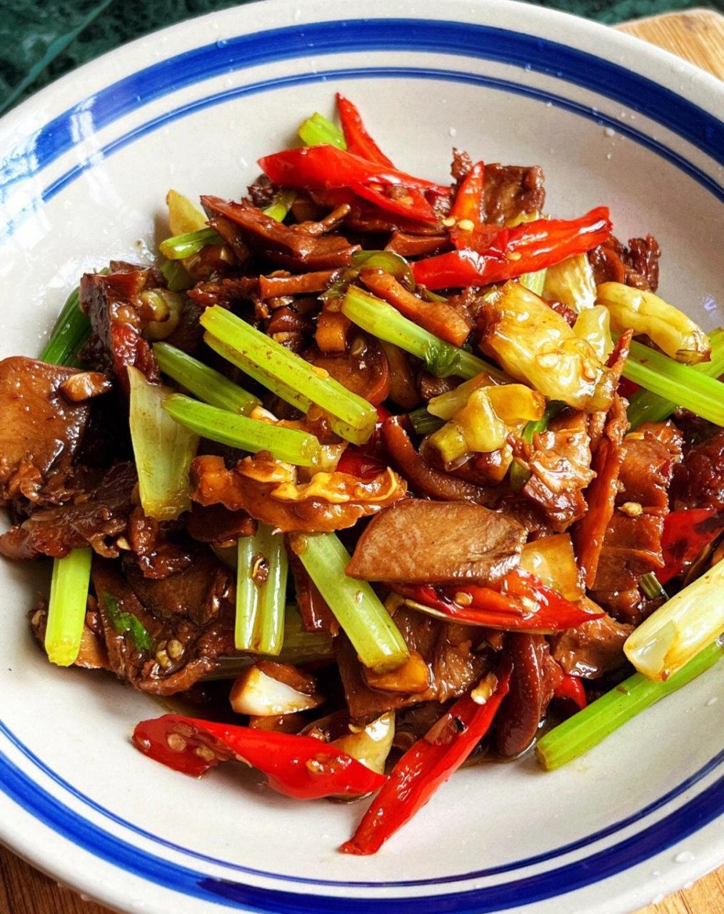 江西人的餐桌:爆炒口条751508所需食材:卤口条(猪舌),芹菜,小米