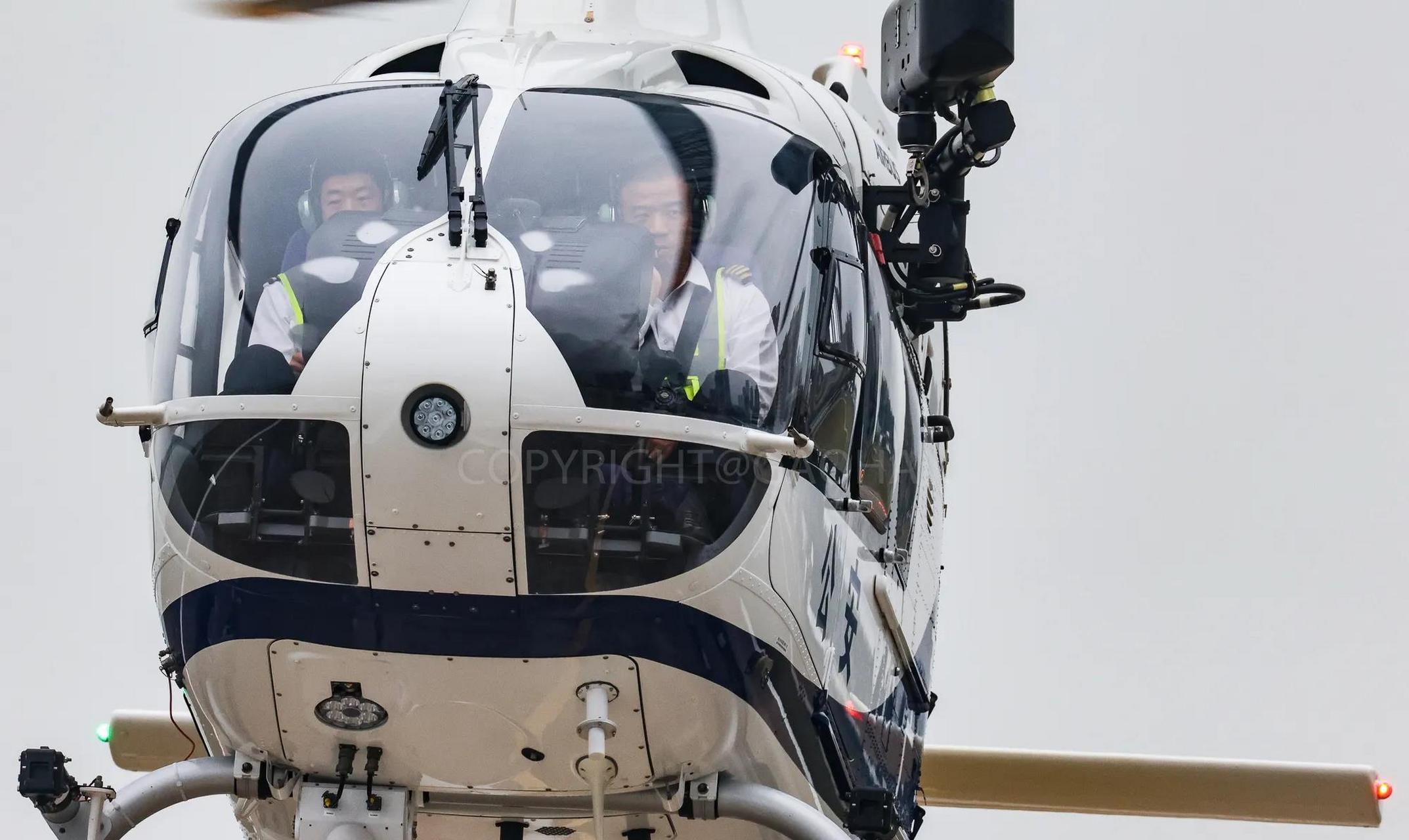 最近广东警航新进的两架h135直升机在珠海九洲机场训练飞行忙.