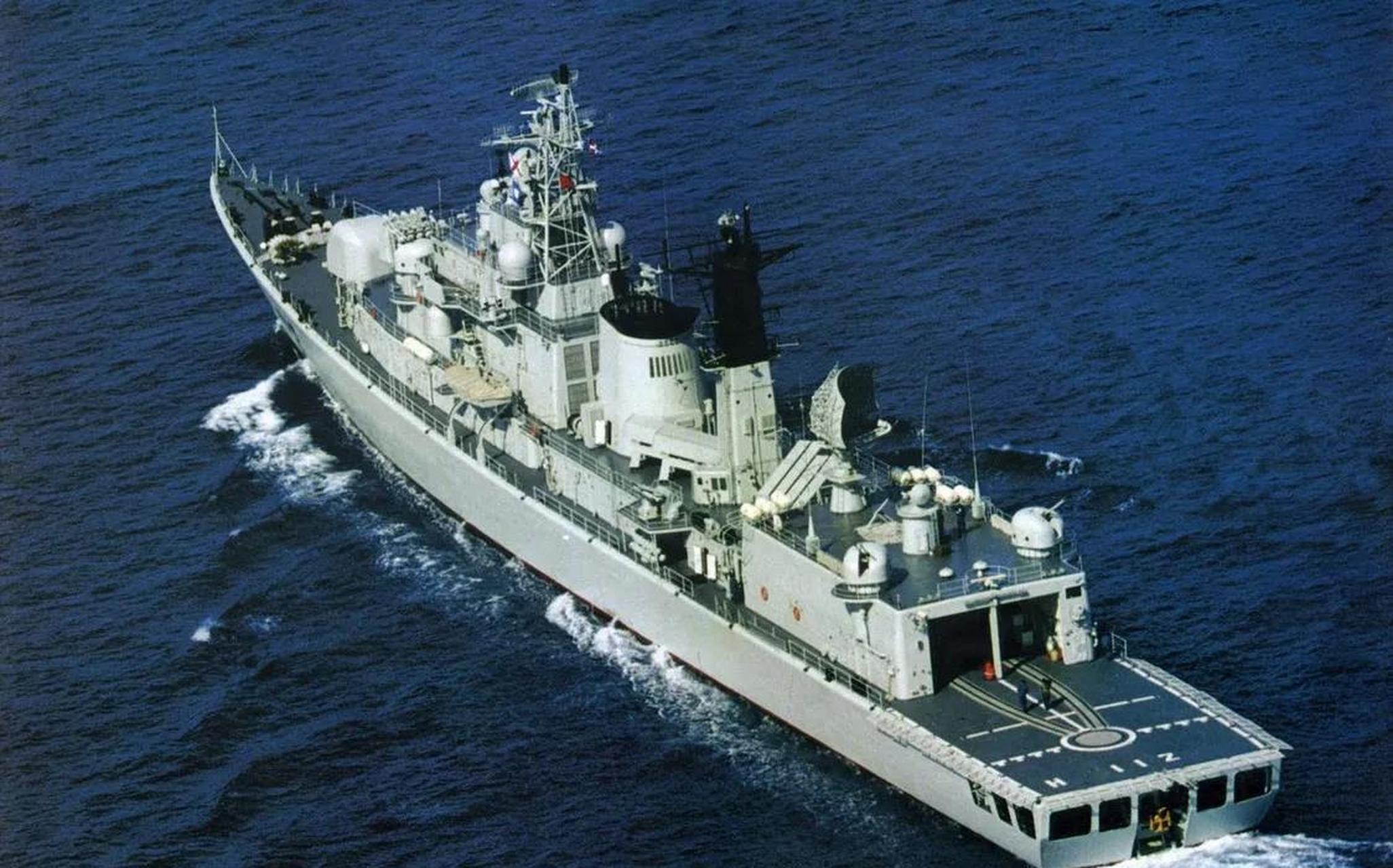 中国海军中拥有双机库的战舰只有三款:055型驱逐舰,051b型驱逐舰,052