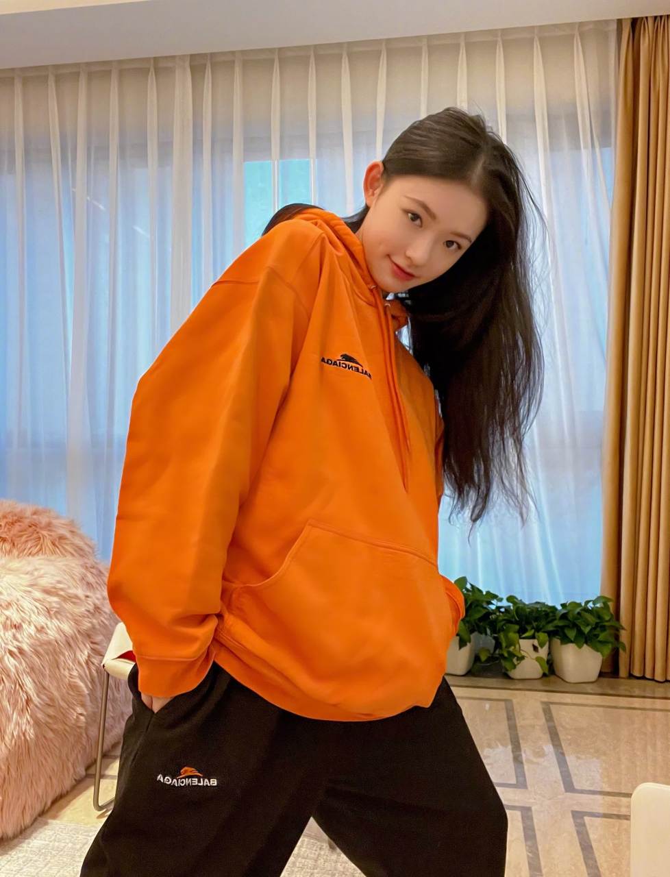 林允|新年穿搭安利同款    最新更新之一,橙色连帽卫衣搭配黑色运动
