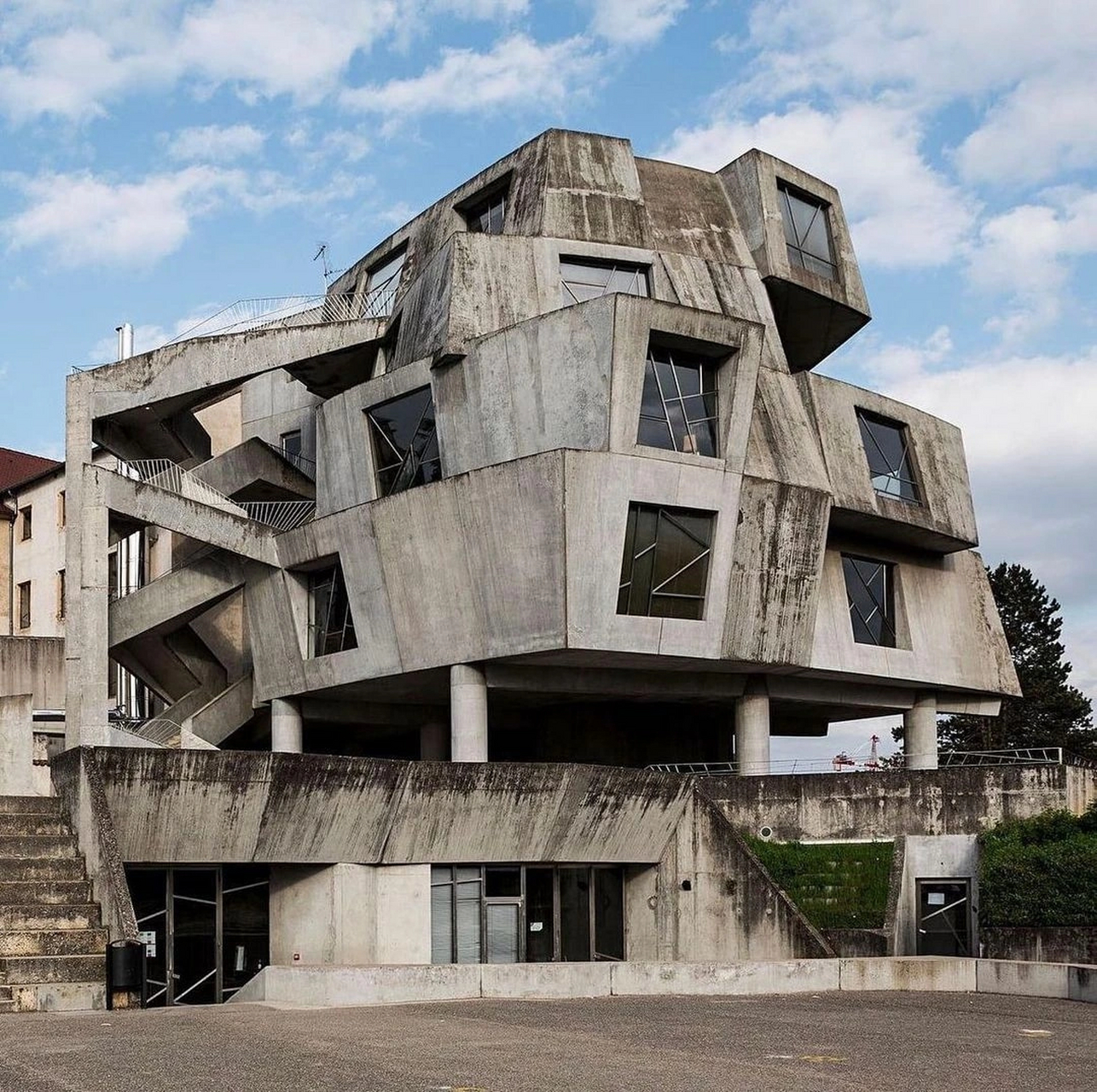 如果不说,你能看出来这个极具粗野主义的建筑,曾经是一所中学吗?