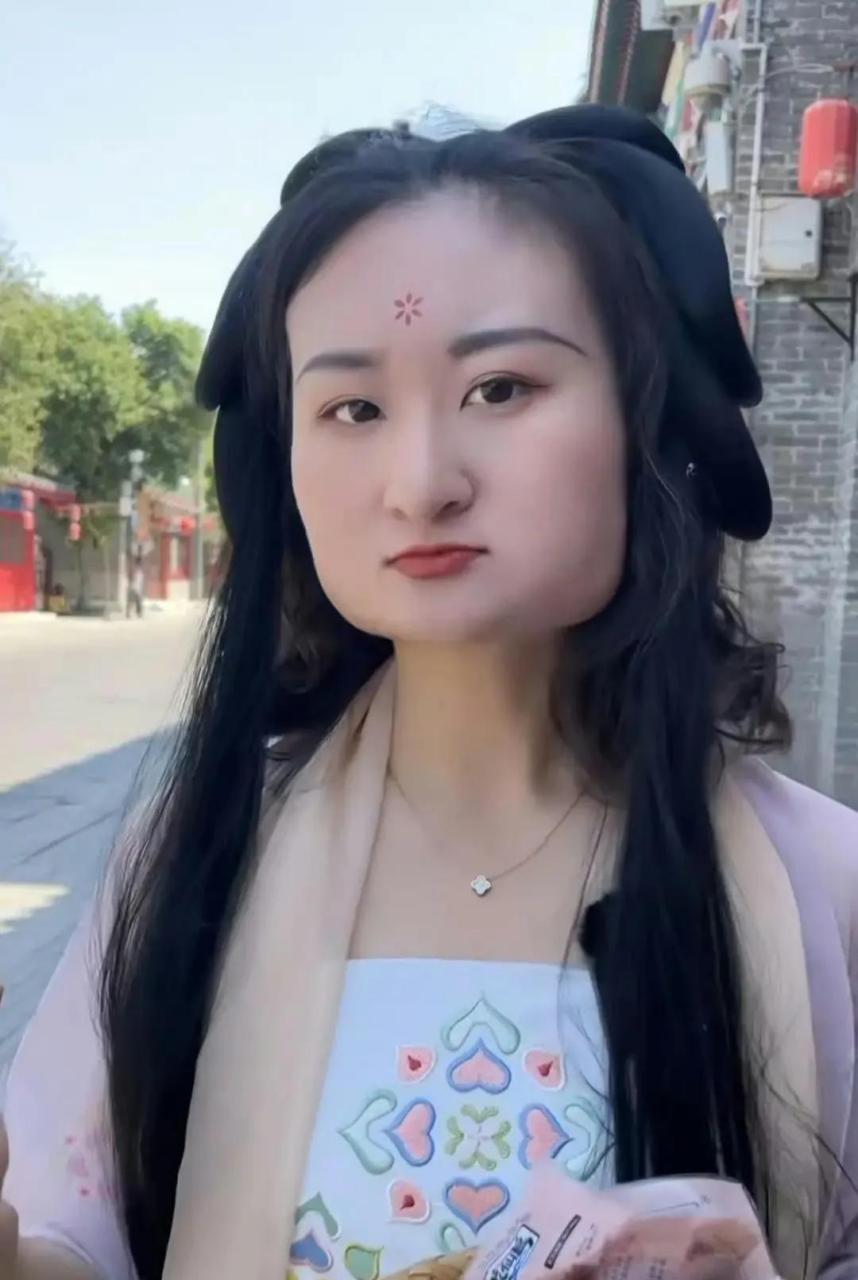 网友:这位姑娘的国字脸简直太方了 #搞笑趣味图