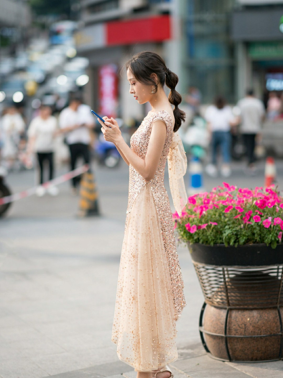 成都街拍系列,夏天让美女有更多可能,你喜欢夏天吗?